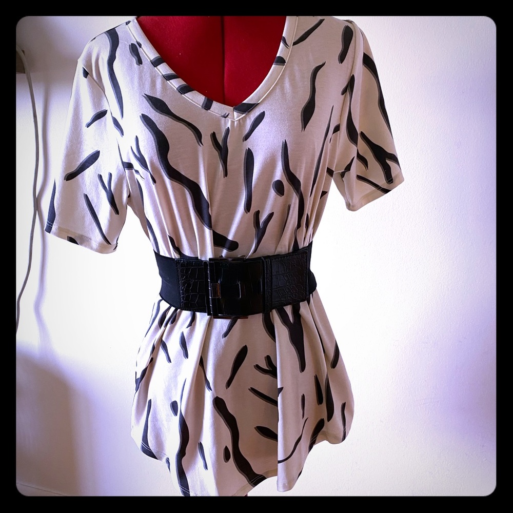Lularoe Iris T-shirt Black & White Small Tunic